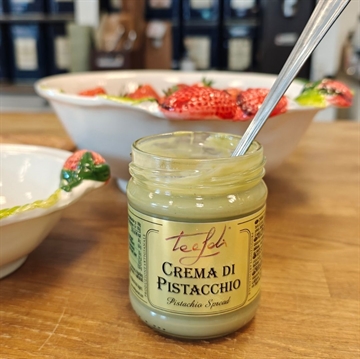 Fristende pistacie creme til brunchbordet, til dessert, til bagværk eller bare med en ske